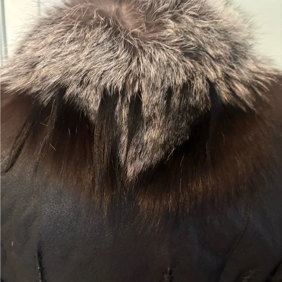 Luxurious Fur Trimmed Leather Coat w/shearling lining and hand whipstitch detail - Picture 5 of 8